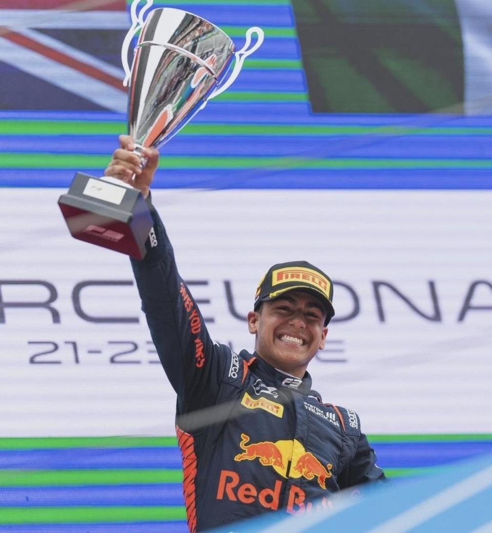 红牛车队险胜迈凯伦，周冠宇点燃赛场