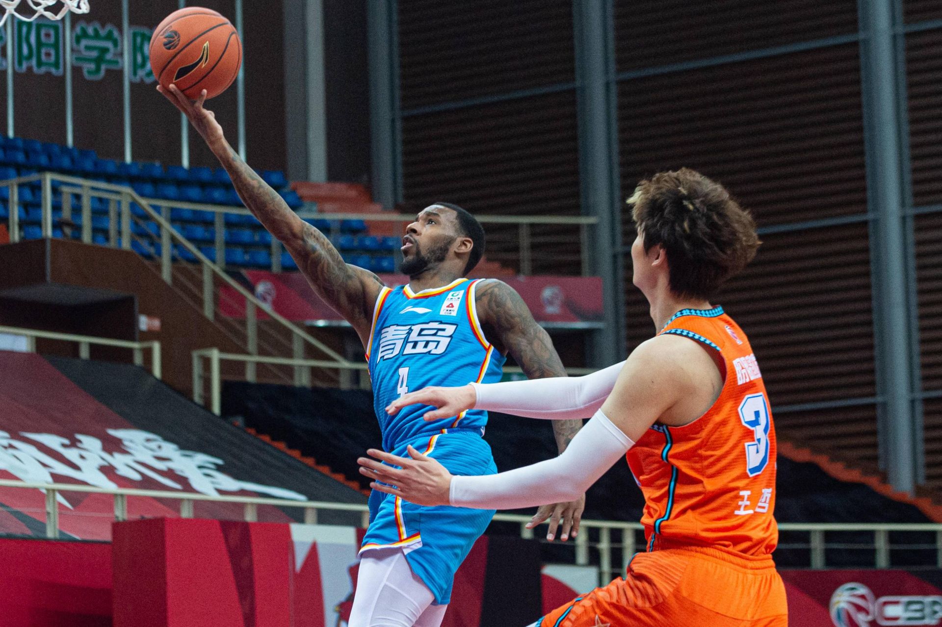 青岛队完胜江苏队，易建联状态火热