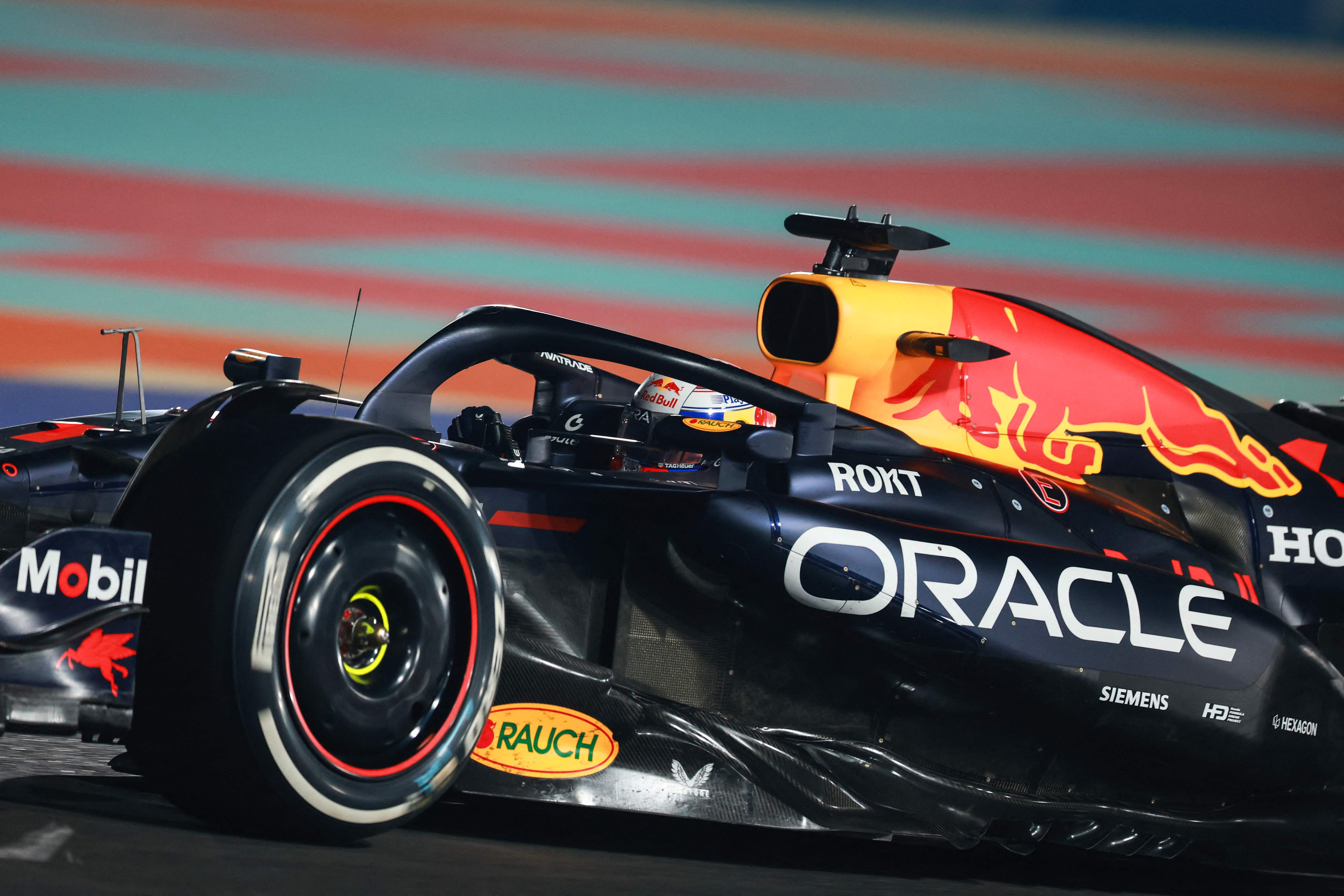 红牛车队逆转阿斯顿马丁，塞恩斯刷新纪录